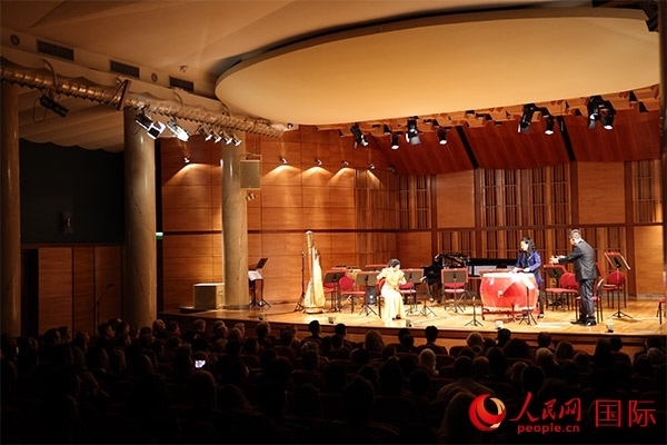 中國歌劇舞劇院的音樂家表演京劇曲牌《夜深沉》。人民網(wǎng)記者 禹麗敏攝