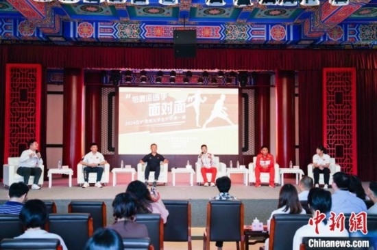 吳愉、王德新、沈?qū)W軍、江海東、朱曉蕾與在座同學們分享個人的體育故事與成長感悟。上海市港澳辦供圖