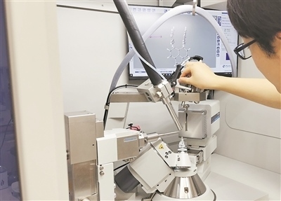 科研人員使用X射線衍射儀研究σ鍵。圖片來源：日本北海道大學(xué)