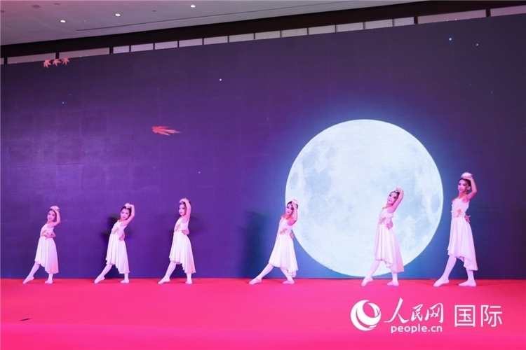 中國青少年歌舞表演。人民網(wǎng)記者任皓宇攝