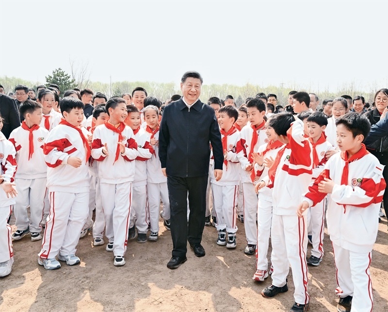 2024年4月3日，黨和國(guó)家領(lǐng)導(dǎo)人習(xí)近平、李強(qiáng)、趙樂(lè)際、王滬寧、蔡奇、丁薛祥、李希、韓正等來(lái)到北京市通州區(qū)潞城鎮(zhèn)參加首都義務(wù)植樹活動(dòng)。這是習(xí)近平同少先隊(duì)員在一起。 新華社記者 李學(xué)仁/攝