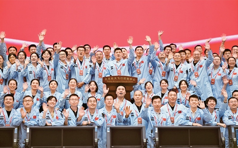 嫦娥六號完成了人類歷史上首次月球背面采樣，突破了多項關鍵技術，是我國建設航天強國、科技強國取得的又一標志性成果，是我國探月工程的重要里程碑。圖為2024年6月25日，嫦娥六號任務圓滿成功后，工作人員在北京航天飛行控制中心合影。 新華社記者 金良快/攝