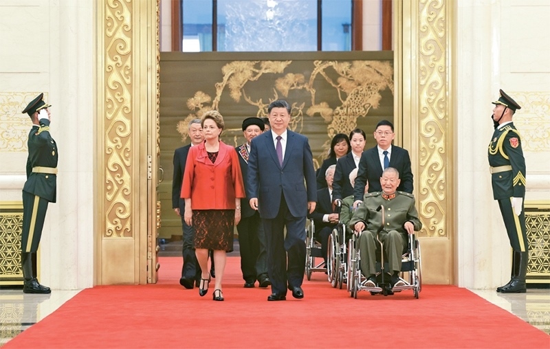 2024年9月29日，中華人民共和國(guó)國(guó)家勛章和國(guó)家榮譽(yù)稱號(hào)頒授儀式在北京人民大會(huì)堂金色大廳隆重舉行。中共中央總書記、國(guó)家主席、中央軍委主席習(xí)近平同國(guó)家勛章和國(guó)家榮譽(yù)稱號(hào)獲得者一同步入會(huì)場(chǎng)。 新華社記者 王曄/攝