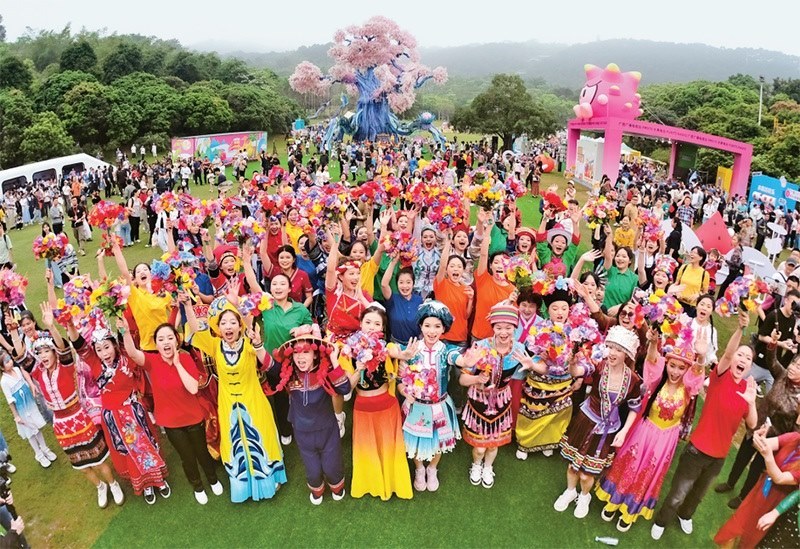 自2014年起，廣西持續(xù)舉辦“廣西三月三·八桂嘉年華”活動，各地民族民俗活動次第登臺，精彩紛呈，這個傳統(tǒng)民族節(jié)慶已演變?yōu)楦髯迦嗣窆蚕砉矘返墓?jié)日盛會和知名文化旅游品牌。圖為2024年4月11日在南寧市拍攝的活動主會場。 新華社記者 周華/攝