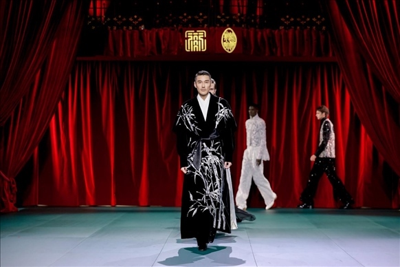 9月28日，模特在法國巴黎舉行的“2024巴黎·恭王府服飾秀”上展示服裝（主辦方供圖）