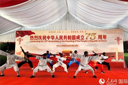 肯尼亞青年表演中國(guó)武術(shù)。人民網(wǎng)記者 黃煒鑫攝