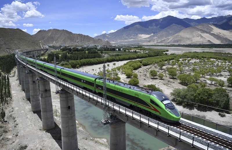 2022年6月22日，復(fù)興號列車行駛在西藏山南境內(nèi)。