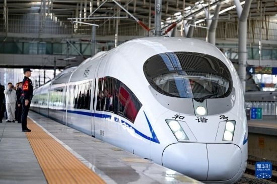 10月1日，由銀川開往惠農(nóng)的C8218次列車從銀川站駛出。