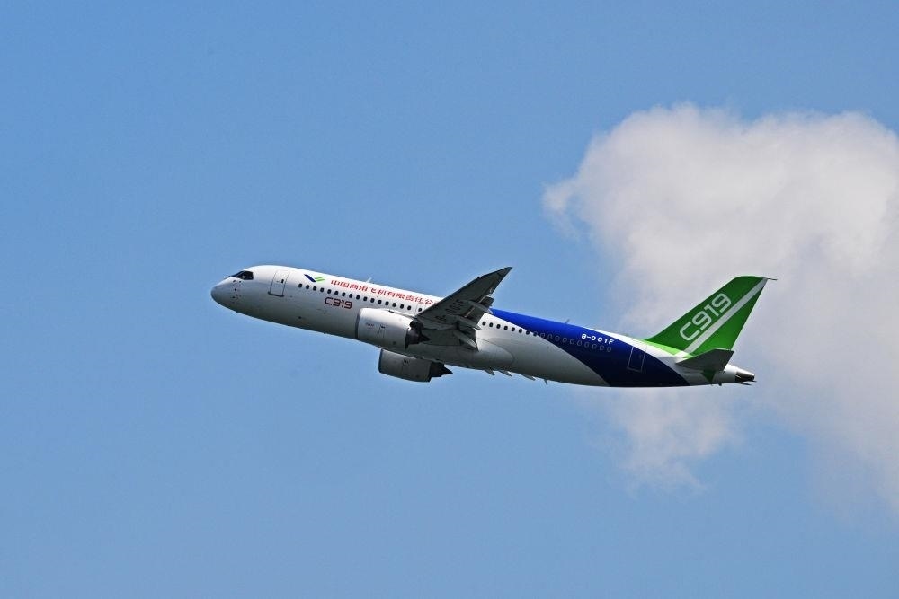 2024年2月18日，中國國產(chǎn)大型客機(jī)C919在新加坡航展開幕前進(jìn)行預(yù)演飛行。