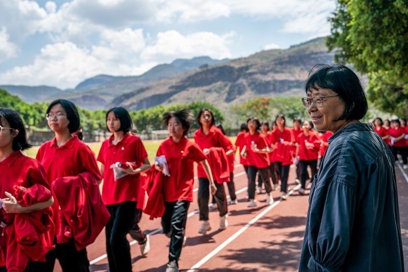 2024年6月7日，高考第一天，云南麗江華坪女高校長張桂梅組織走出考場的學(xué)生準(zhǔn)備返回學(xué)校。