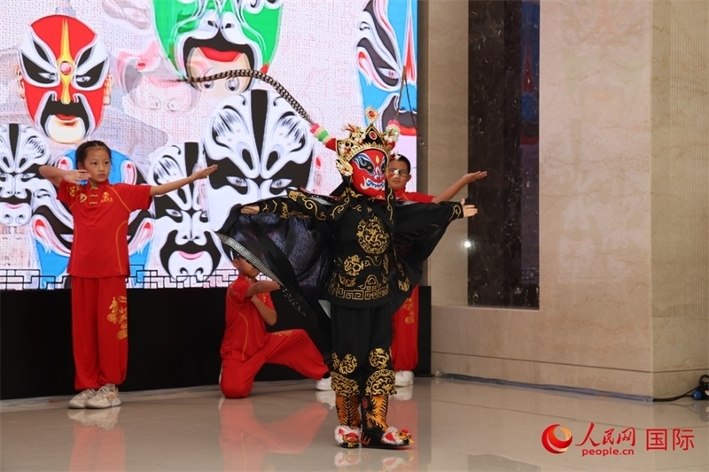 迪拜中國學校學生表演變臉。人民網記者任皓宇攝