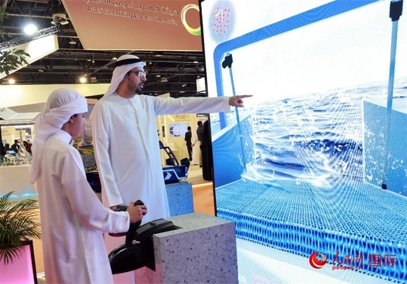 一名兒童在模擬操作船舶，撿拾海洋垃圾。人民網記者管克江攝