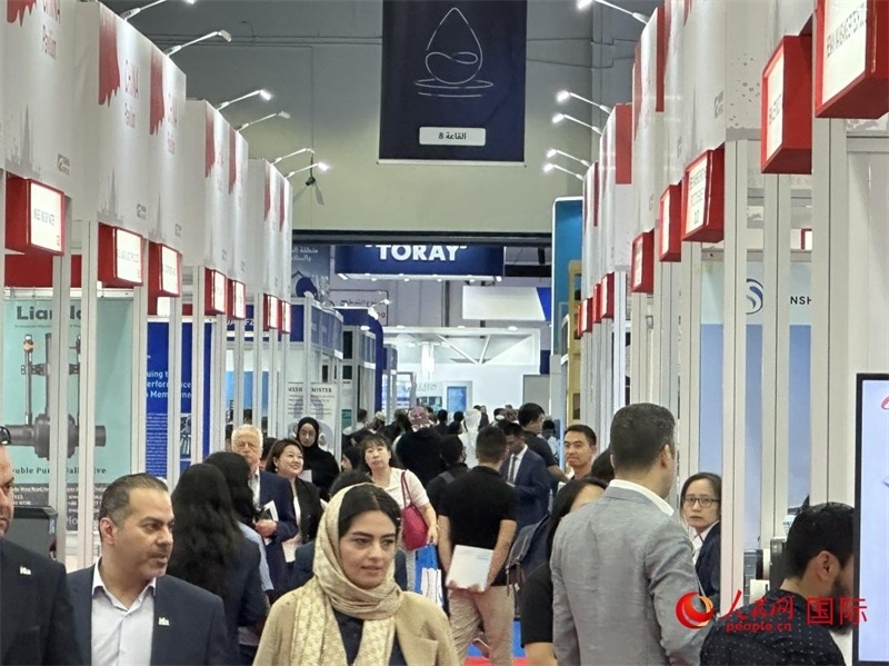 中國館前人頭攢動。人民網記者管克江攝