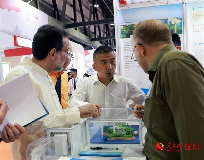 中企推出的綠色能源海水淡化系統(tǒng)吸引了參展商關注。人民網記者管克江攝