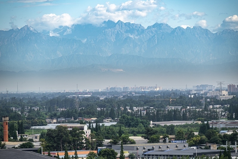 2024年7月1日，成都天氣晴好，遠(yuǎn)處雪山清晰可見。