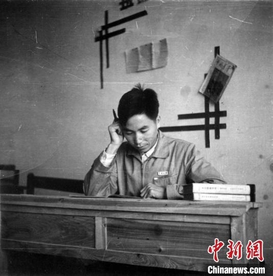 大學(xué)時(shí)期，龍樂豪在教室自習(xí)。(中國運(yùn)載火箭技術(shù)研究院供圖)