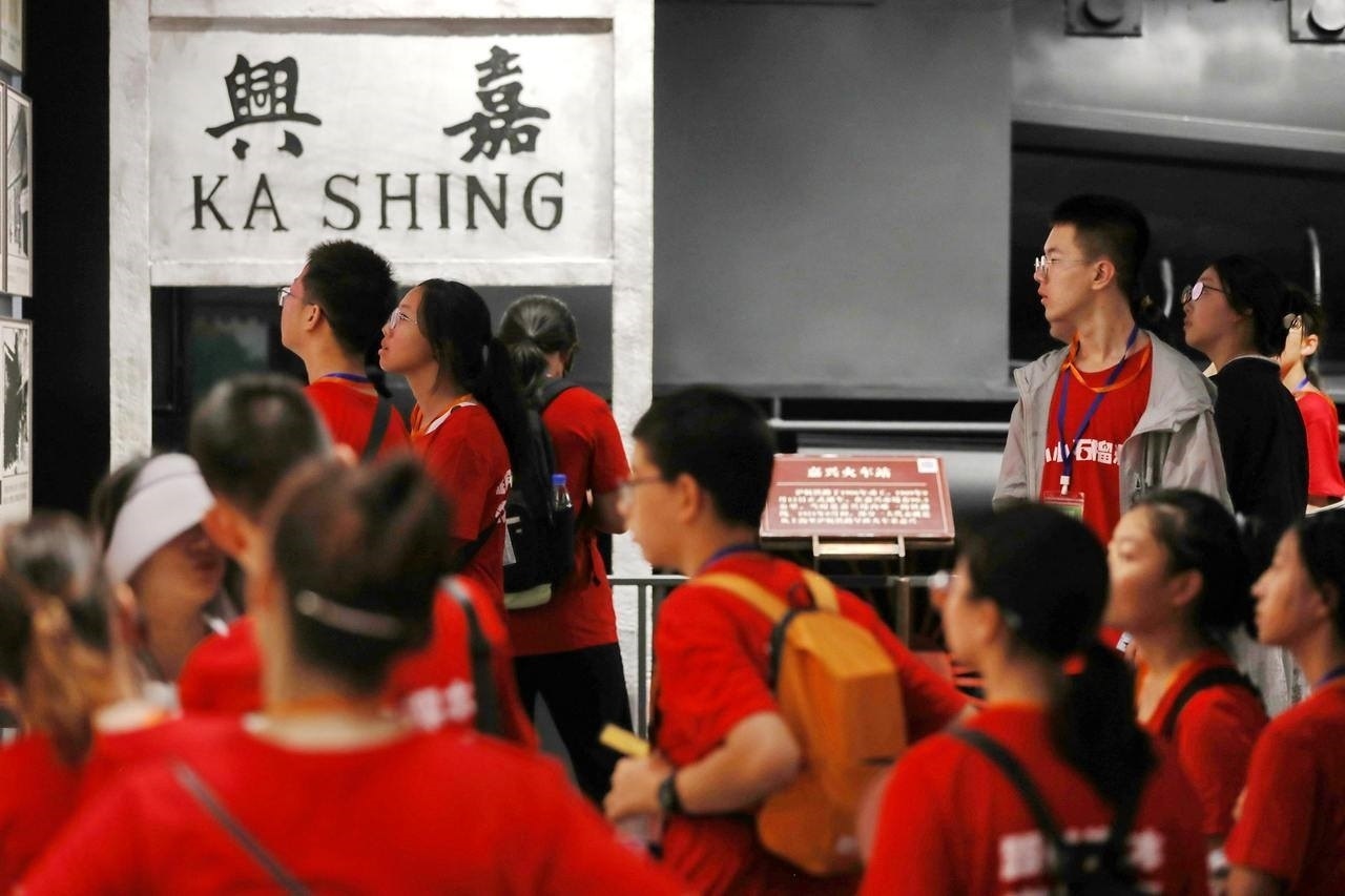 青少年參觀嘉興市南湖革命紀(jì)念館。拍友 金鵬 攝