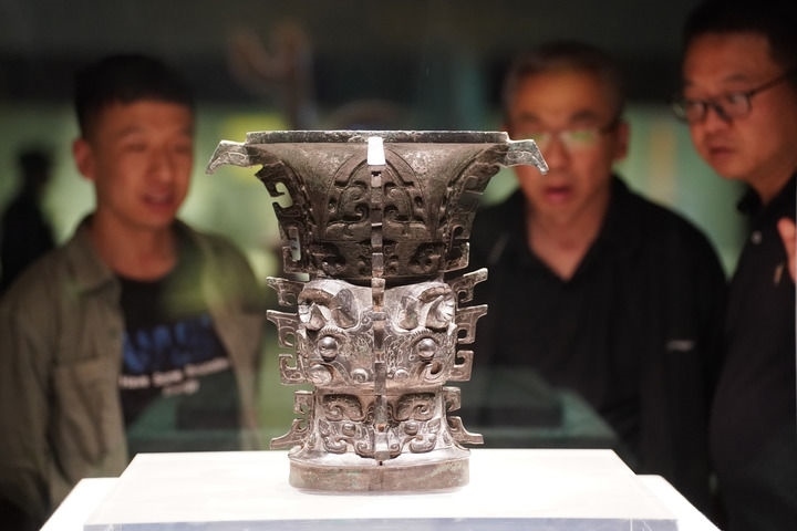 2024年5月9日，游客在陜西寶雞青銅器博物院內(nèi)參觀西周文物何尊。新華社記者 邵瑞 攝