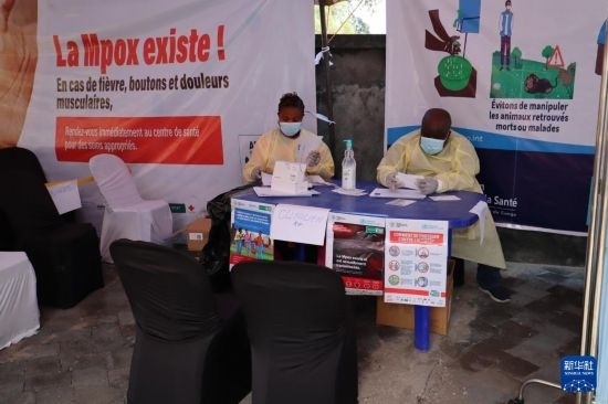 10月5日，在剛果（金）北基伍省首府戈馬市一座醫(yī)院內(nèi)，醫(yī)護人員核對接種猴痘疫苗人員信息。新華社發(fā)（阿蘭·烏亞卡尼攝）