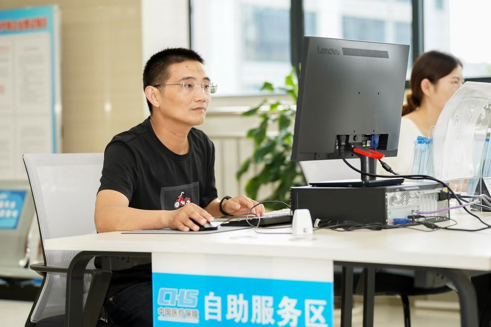 安徽省池州市市民在政務(wù)服務(wù)大廳自助辦理業(yè)務(wù)。圖片來源：人民網(wǎng)安徽頻道