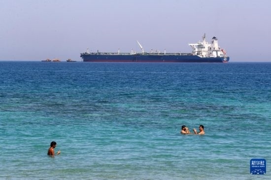 這是10月8日在埃及蘇伊士灣拍攝的行駛中的船只。新華社記者 隋先凱 攝