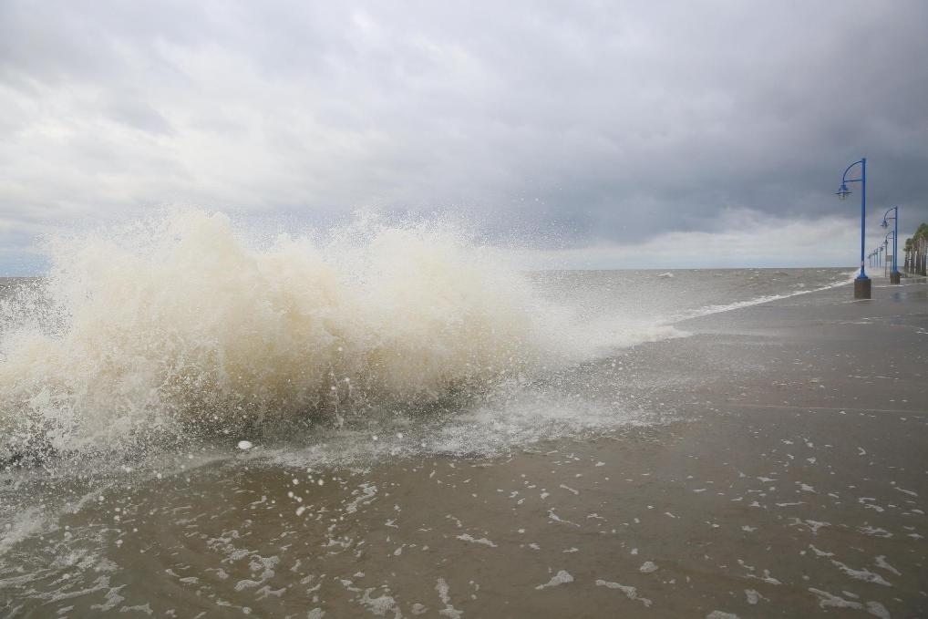 2020年9月15日，受颶風(fēng)“薩莉”影響，美國路易斯安那州新奧爾良的龐恰特雷恩湖巨浪拍岸。新華社發(fā)（魏蘭攝）