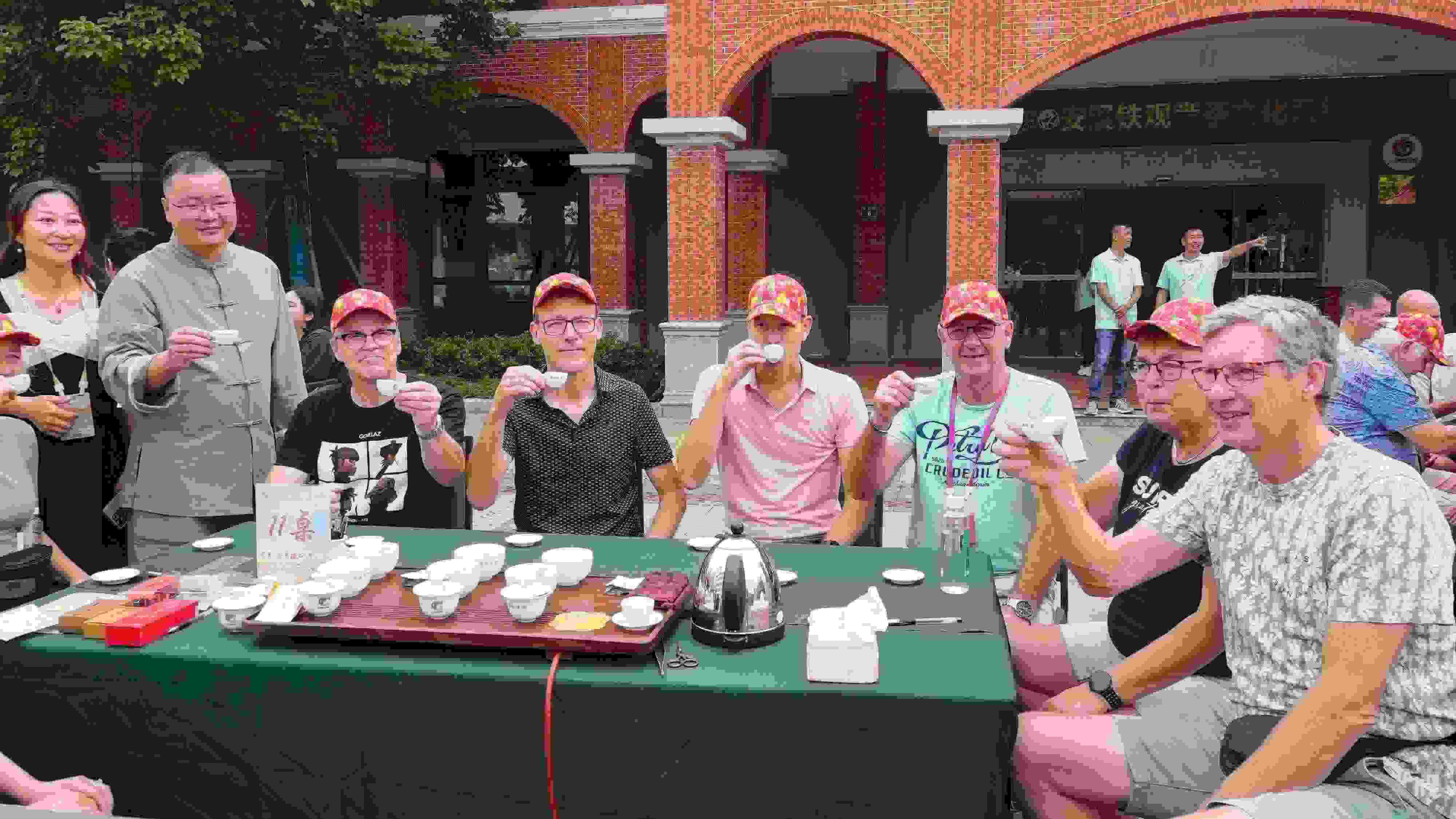 2023年10月4日，福建泉州，外國人品中國茶。