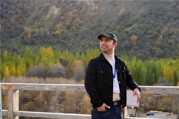 阿布德吾力參加“萬人說新疆”優(yōu)秀作者媒體行活動留影。受訪者供圖