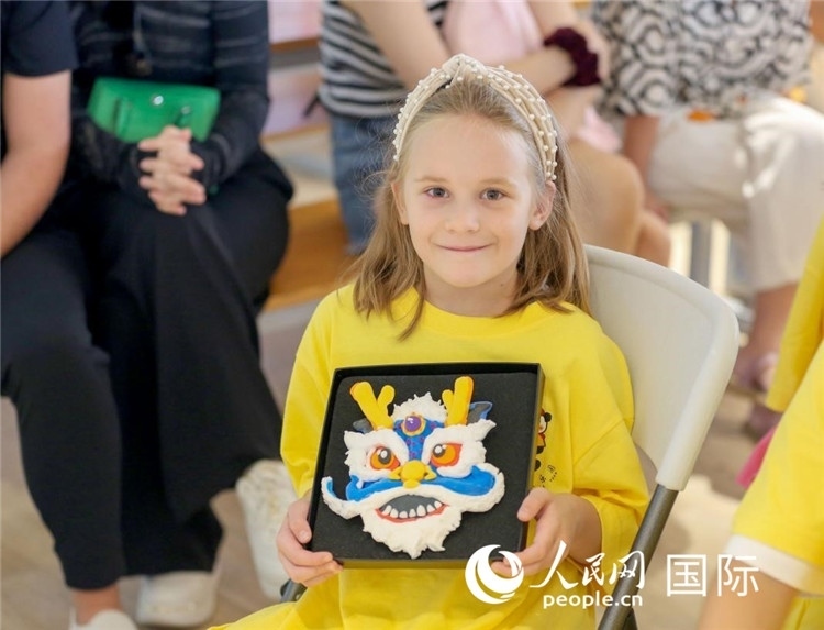 一名中文愛(ài)好者手捧生肖畫。人民網(wǎng)中東中心分社塔里克·易卜拉欣攝