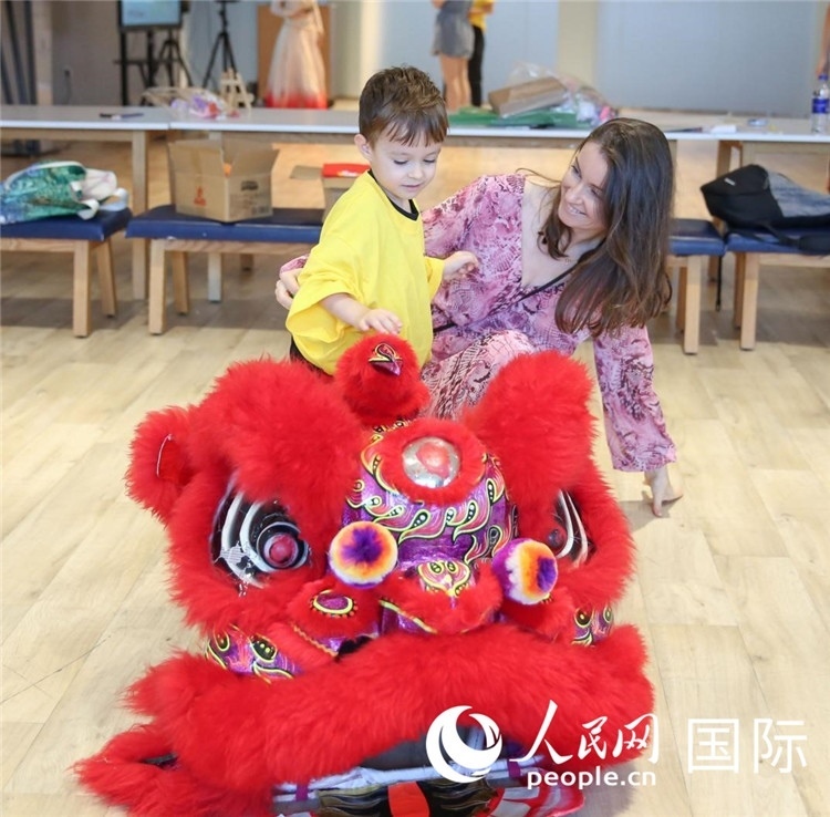 一名兒童在感受舞獅。人民網(wǎng)中東中心分社塔里克·易卜拉欣攝