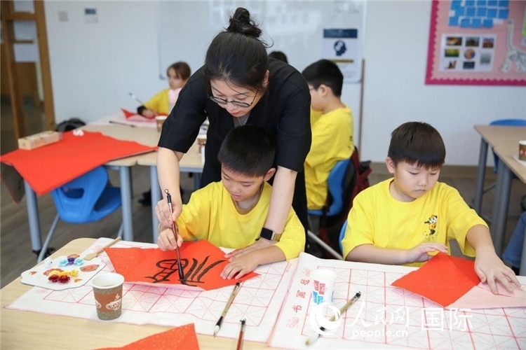 書法課場(chǎng)景。人民網(wǎng)中東中心分社塔里克·易卜拉欣攝