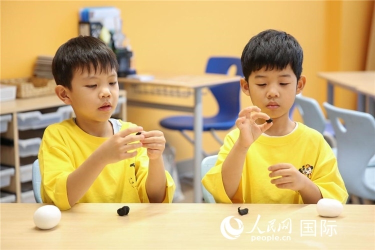 做手工。人民網(wǎng)中東中心分社塔里克·易卜拉欣攝