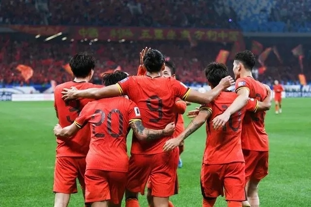 10月15日晚，張玉寧（9號(hào)）進(jìn)球后與隊(duì)友擁抱慶祝。新華社記者 李紫恒攝