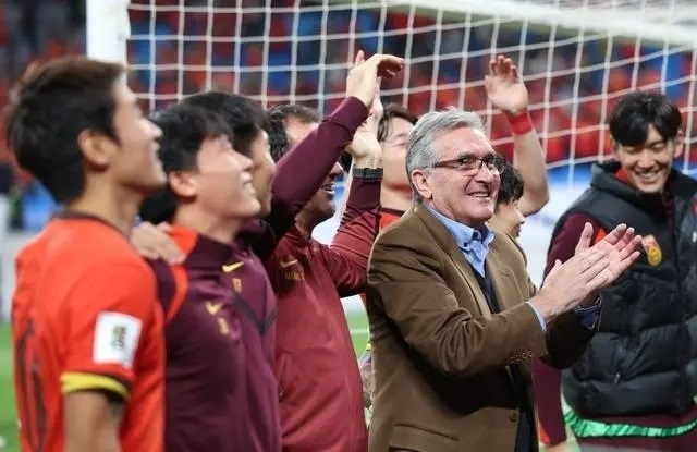 10月15日晚，國(guó)足主教練伊萬科維奇（前右）賽后向觀眾致意。新華社記者 胡星宇攝