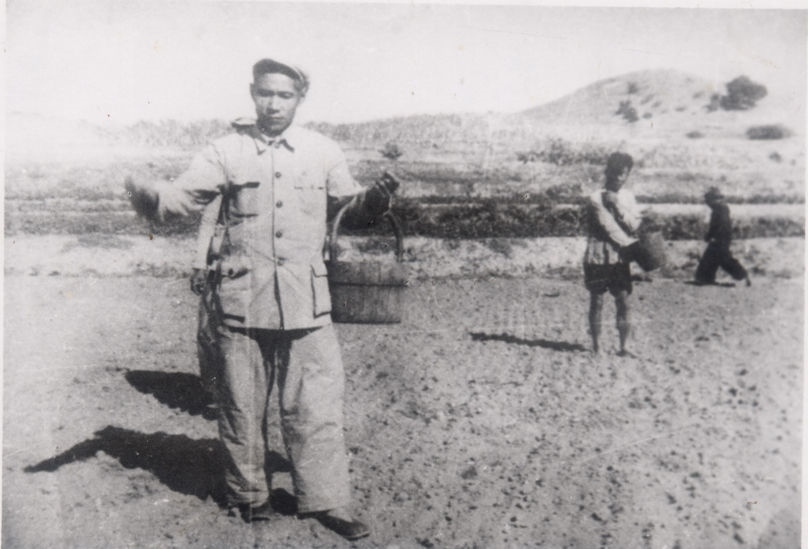 谷文昌（左）在田間與農(nóng)民一起勞動(dòng)（資料照片）。