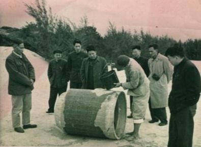 谷文昌（左一）與工程技術(shù)人員解決地下水供給（資料照片）。谷文昌帶領(lǐng)群眾修建了22座水庫和705處永久性水利工程，緩解了東山縣水資源極度缺乏的難題。