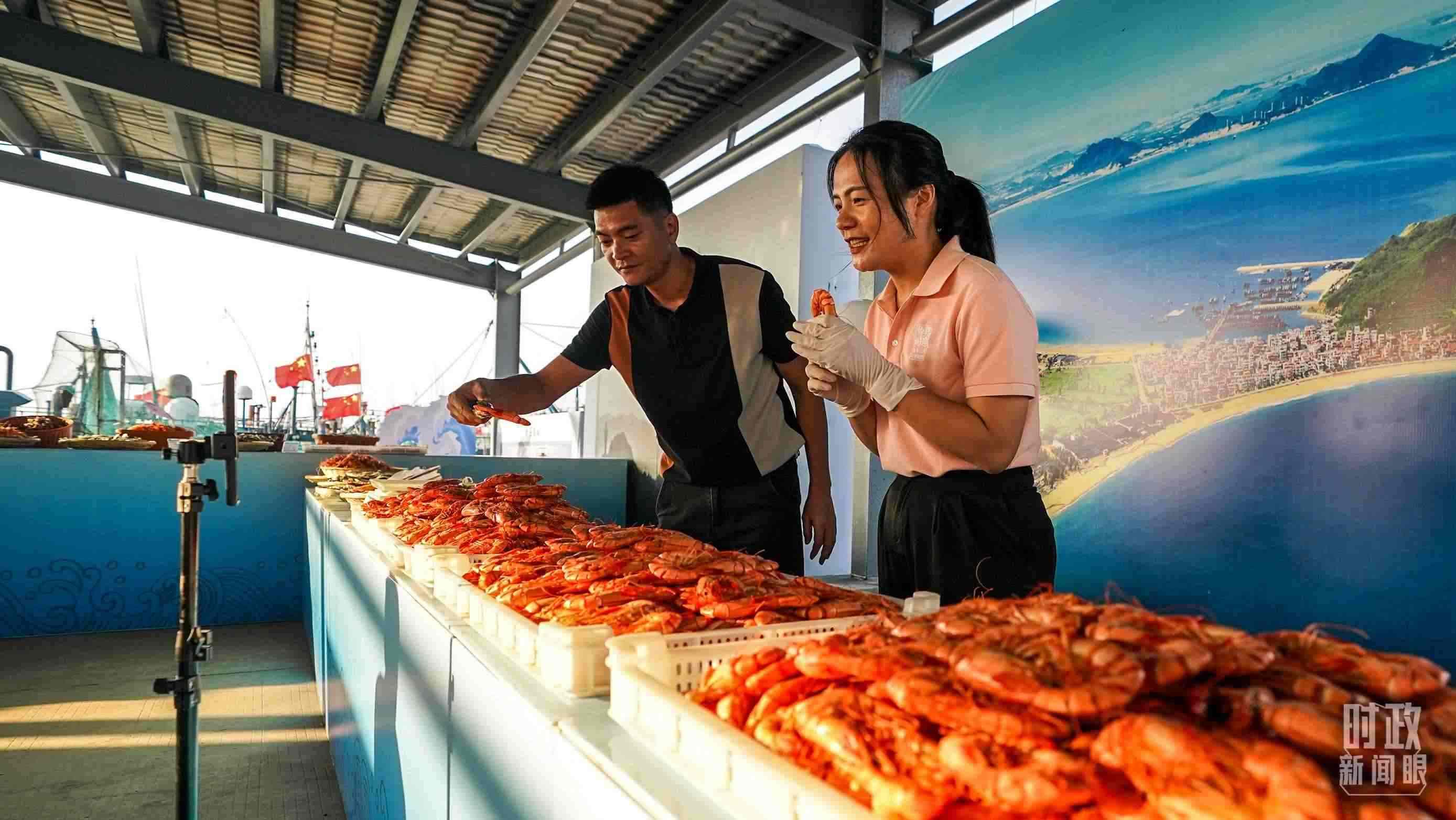 △正在直播賣(mài)貨的澳角村村民。（總臺(tái)記者李晉拍攝）