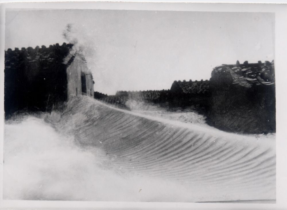 昔日的東山島風(fēng)沙掩埋部分村民村舍（資料照片）。
