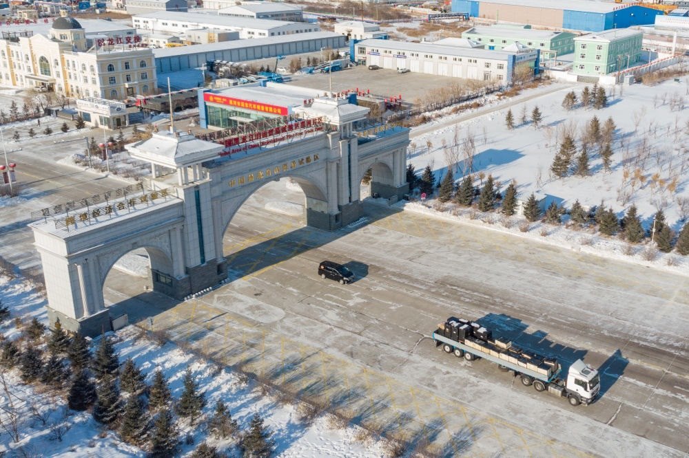 這是中國（黑龍江）自由貿(mào)易試驗區(qū)黑河片區(qū)（2024年1月31日攝，無人機照片）。2023年，該自貿(mào)片區(qū)外貿(mào)進出口總值達244.82億元，實現(xiàn)增幅56.9%，引進外資企業(yè)16家，直接利用外資127.3萬美元，同比增長27.3%。