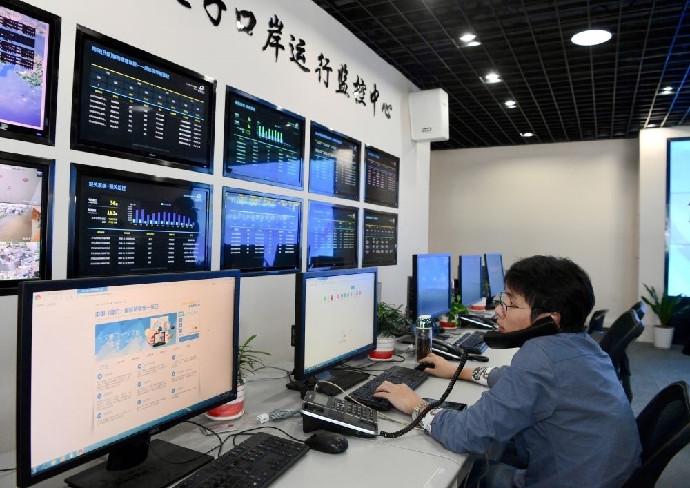 在中國（福建）自由貿(mào)易試驗區(qū)廈門片區(qū)，國際貿(mào)易“單一窗口”工作人員在網(wǎng)上受理業(yè)務（2018年11月15日攝）。“單一窗口”是關檢等口岸部門、地方政府相關部門、金融機構(gòu)等共同參與的口岸管理共享平臺。貿(mào)易商能夠通過一個入口提交貨物進出口或轉(zhuǎn)運所需要的單證或電子數(shù)據(jù)，實現(xiàn)“一個平臺、一點接入、一次申報、一次辦結(jié)”。