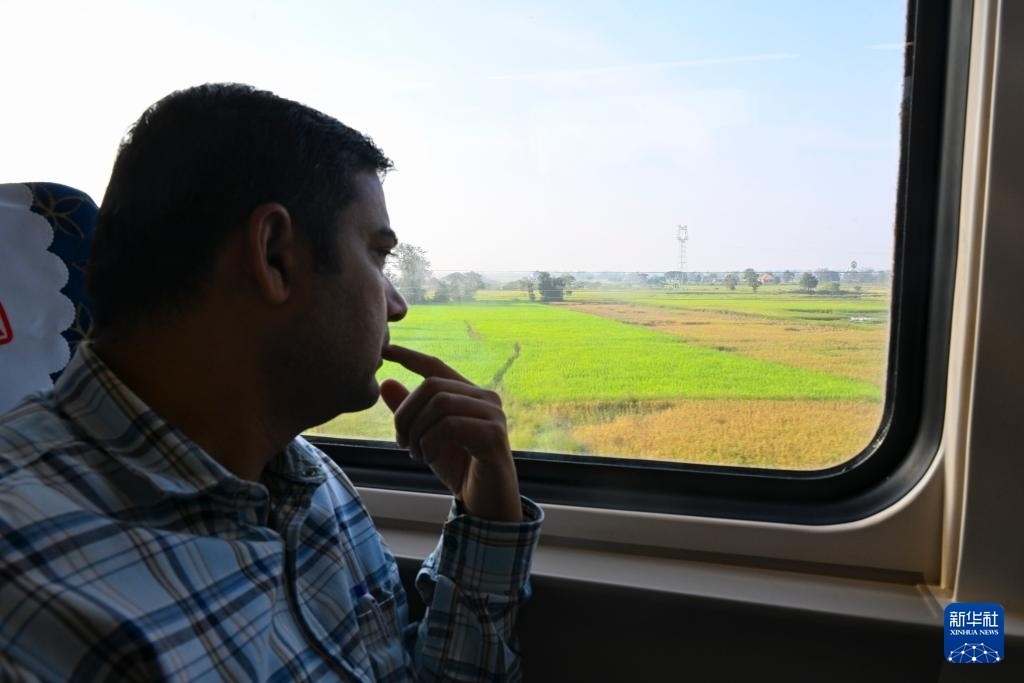 這是10月12日在老撾拍攝的中老鐵路C98列車上的一名乘客。新華社記者 程一恒 攝