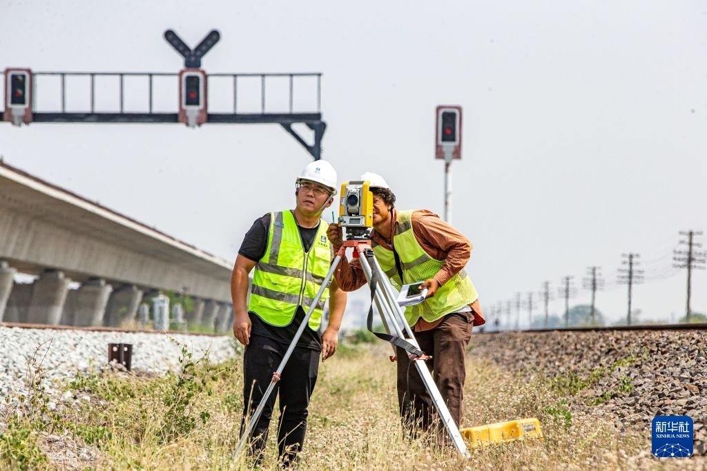5月1日，在泰國(guó)大城府，中泰高鐵項(xiàng)目工作人員在施工現(xiàn)場(chǎng)勘查。新華社記者 王騰 攝