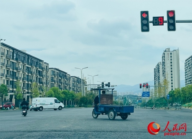 長(zhǎng)富大道與文化中心東路三岔路口車(chē)輛混行（9月19日拍攝）。人民網(wǎng)記者 帥筠攝