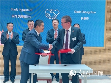 （10月16日，第十屆巴伐利亞中國日在慕尼黑舉行。圖為簽約儀式現(xiàn)場。人民網(wǎng)記者劉赫攝）