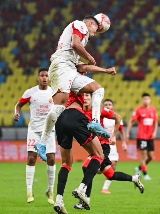 10月18日，上海海港隊(duì)球員蔣光太（上）在比賽中和成都蓉城隊(duì)球員費(fèi)利佩（下）爭頂。新華社記者 王曦 攝