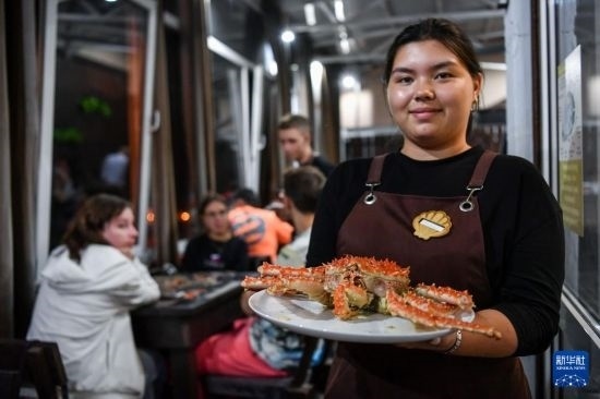 9月2日，俄羅斯符拉迪沃斯托克一家餐館的服務員在展示帝王蟹。新華社記者 曹陽 攝