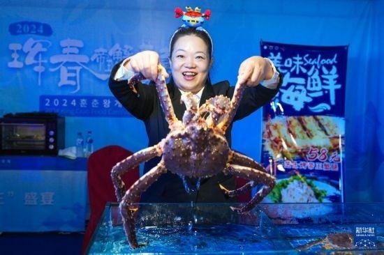 9月19日，在吉林省琿春市，商家在展示售賣的帝王蟹。新華社記者 許暢 攝
