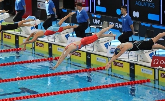 10月18日，中國(guó)選手張雨霏（右二）在女子50米自由泳預(yù)賽中出發(fā)。新華社記者 方喆 攝