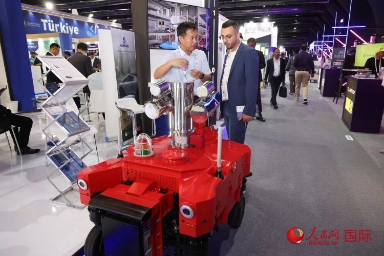 觀眾了解北京眸視科技有限公司研發(fā)的巡檢機器人。人民網(wǎng)記者 任皓宇攝