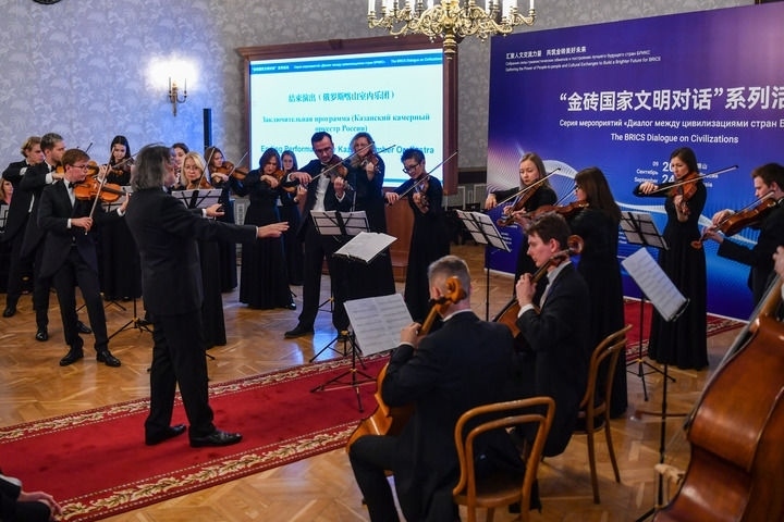 2024年9月24日，在俄羅斯喀山，俄羅斯喀山室內(nèi)樂(lè)團(tuán)演奏傳統(tǒng)曲目?！敖鸫u國(guó)家文明對(duì)話(huà)”系列活動(dòng)24日在俄羅斯喀山舉行，來(lái)自中國(guó)、俄羅斯、巴西、印度、南非、伊朗等金磚國(guó)家的相關(guān)機(jī)構(gòu)、各領(lǐng)域?qū)＜覍W(xué)者及青年代表等300多人參加。新華社記者 曹陽(yáng) 攝